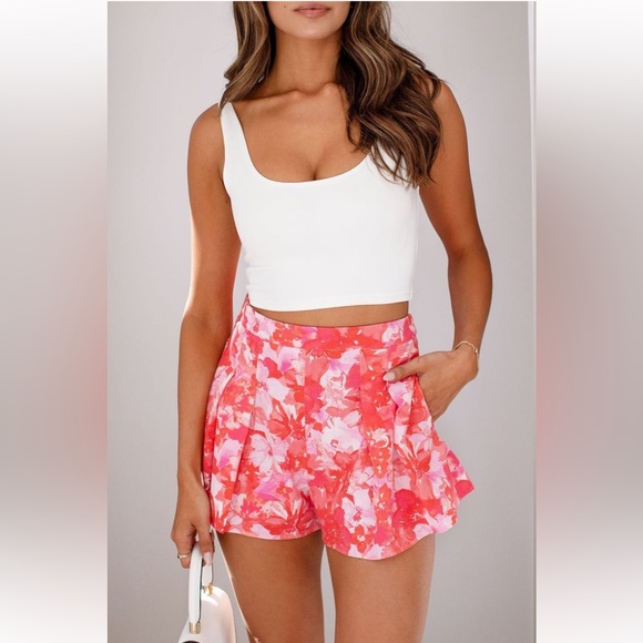 Field of flowers red shorts - Picture 2 of 5